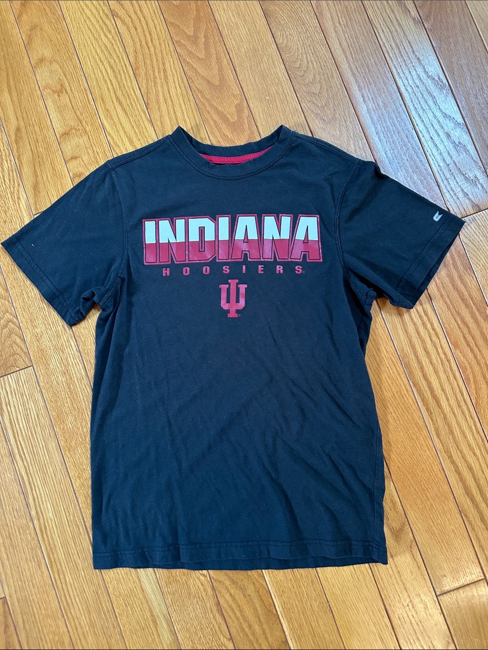 Colosseum Men’s Black and Red Indiana Hoosiers Graphic Tee